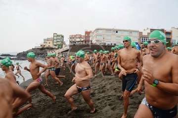 Alberto Rdríguez e Isabel Navarro triunfan en la XVII Travesía a Nado de Salinetas (Foto TA)